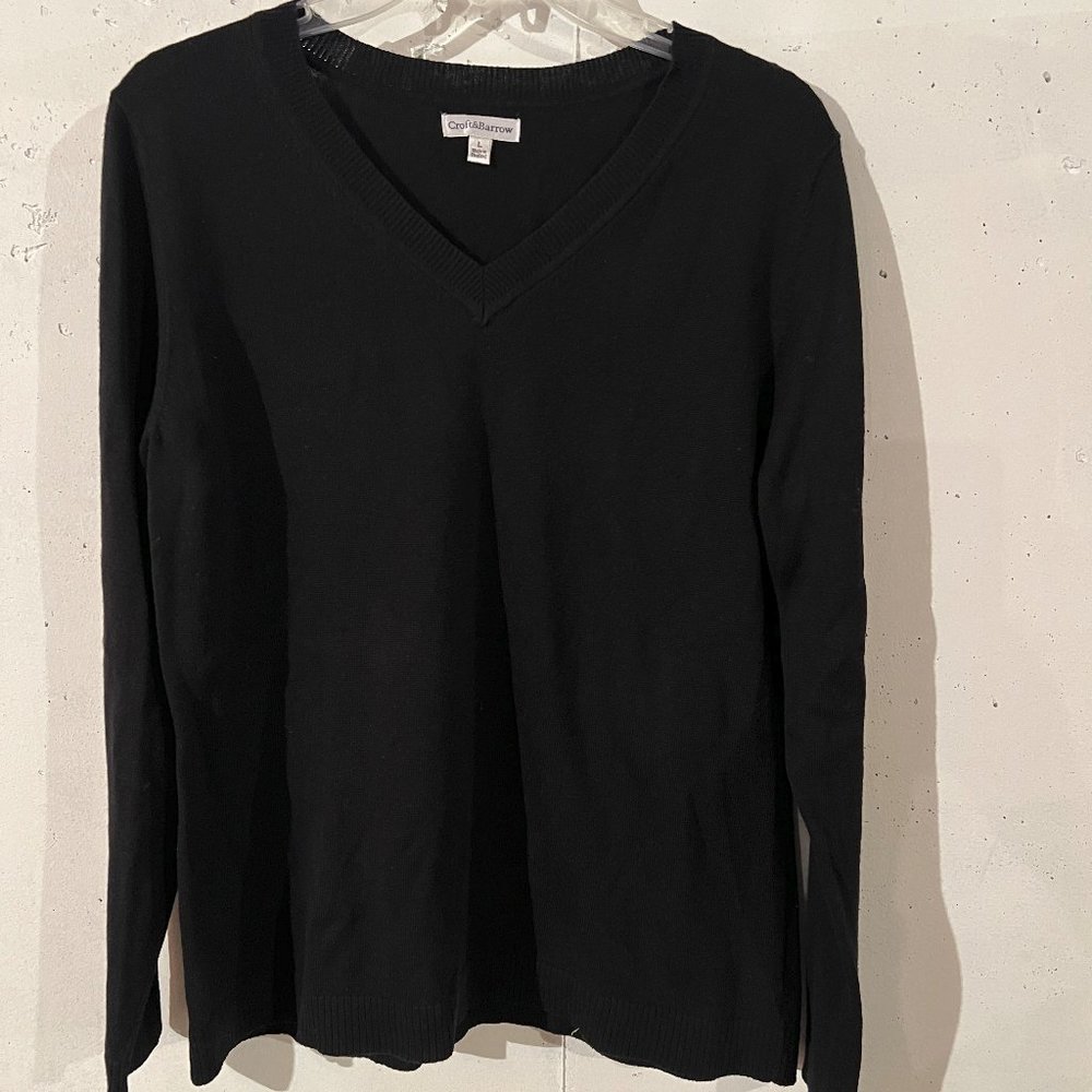 Croft & Barrow black v-neck sweater, size Large